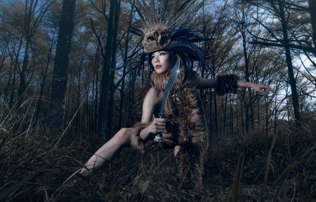 Фото обои лес, девушка, лицо, волосы, перья, костюм, нож