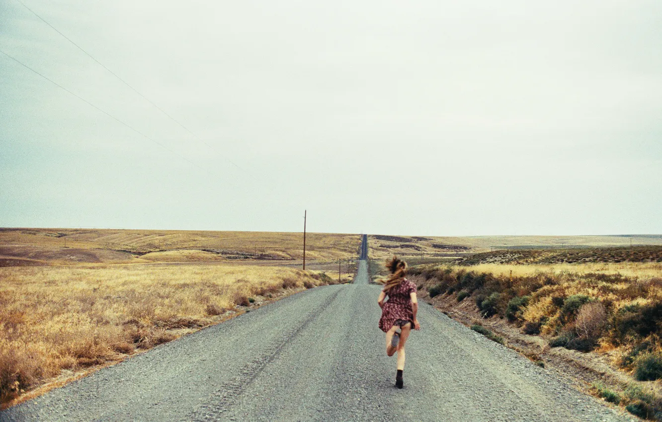 Фото обои дорога, поле, небо, девушка, ноги, волосы, трусики, спина