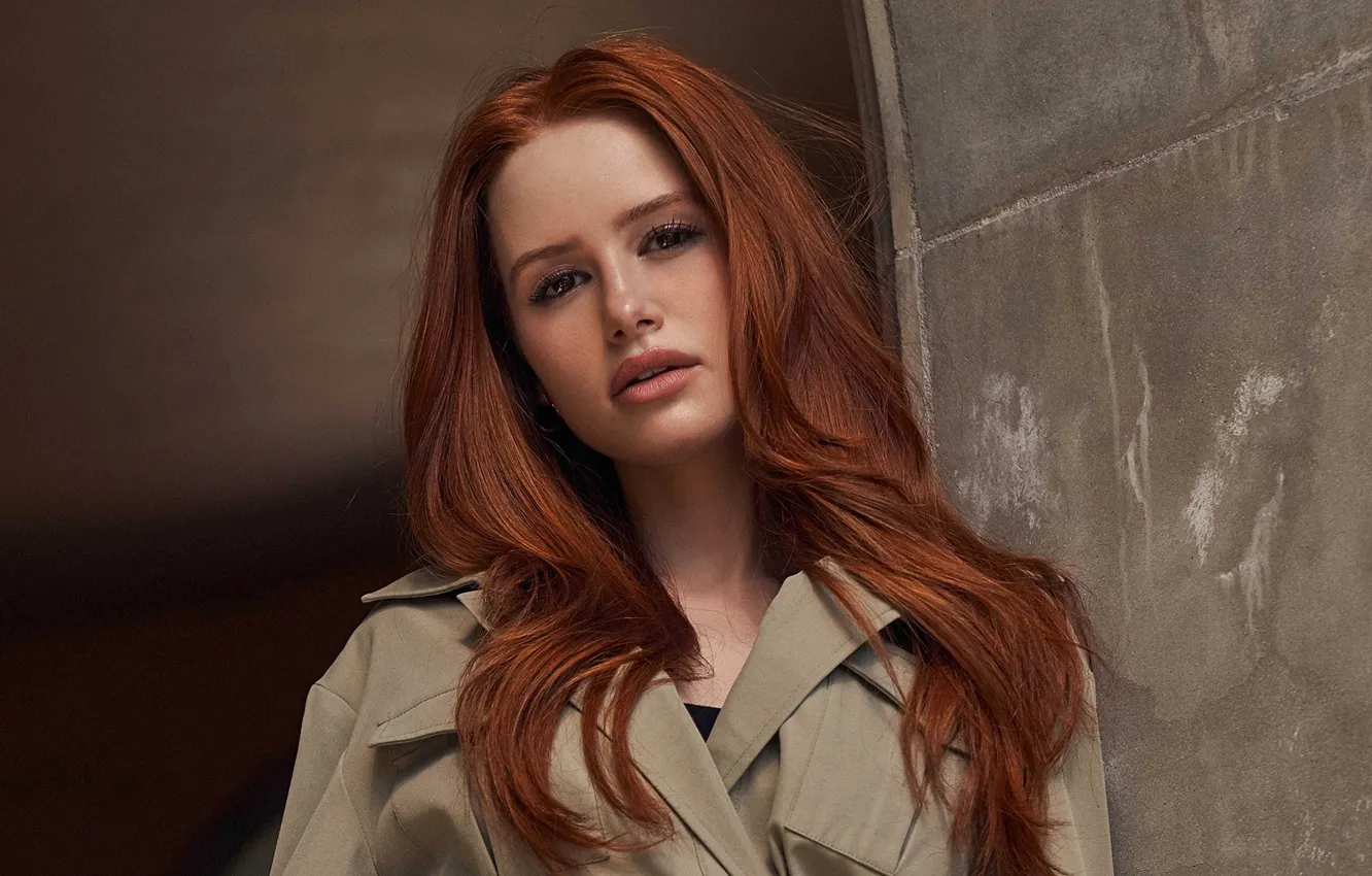 Фото обои взгляд, девушка, лицо, стена, портрет, макияж, рыжая, Madelaine Petsch