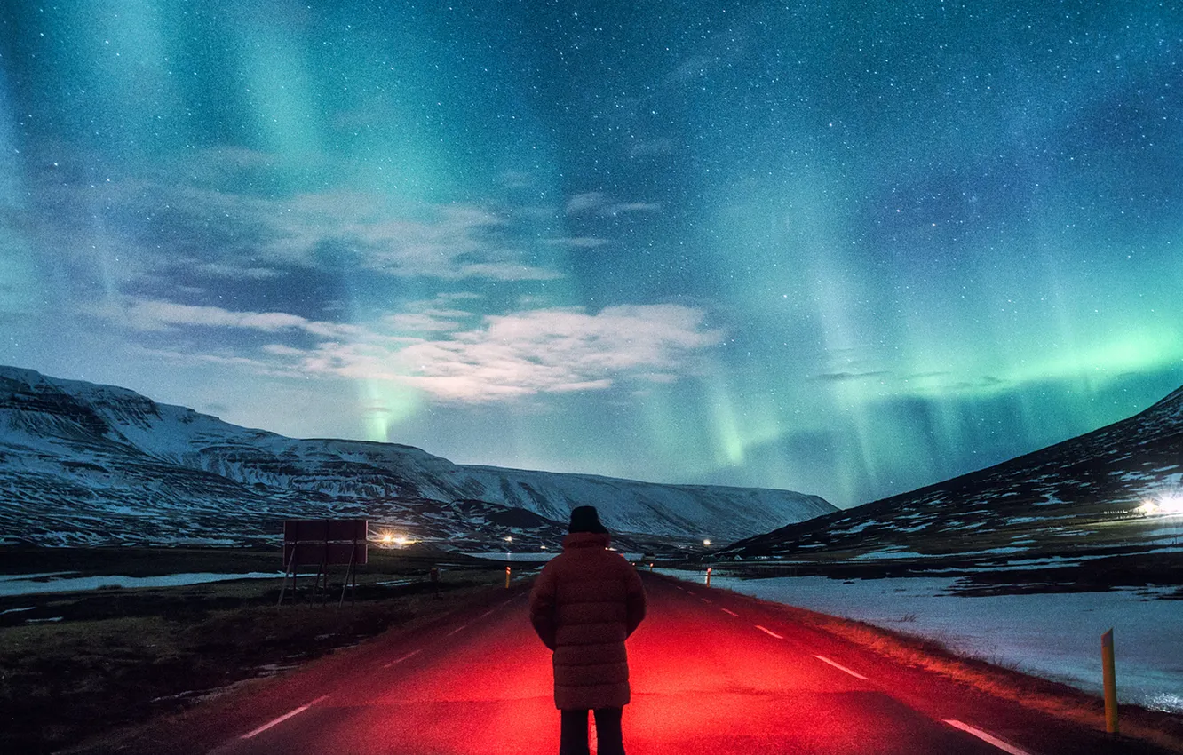 Фото обои road, man, red light, northern lights, aurora borealis