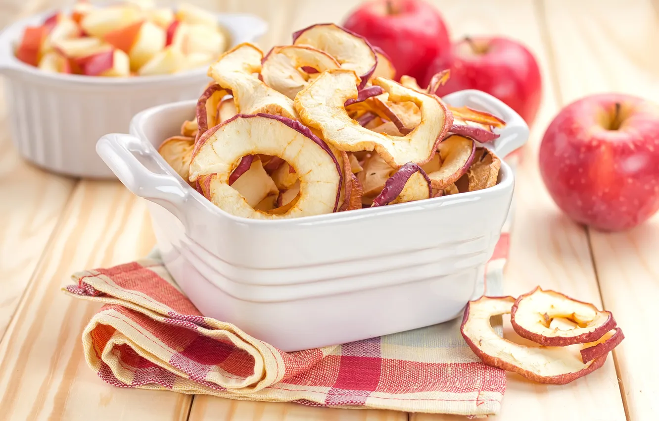 Фото обои стол, яблоки, кольца, посуда, фрукты, нарезанные, сушеные