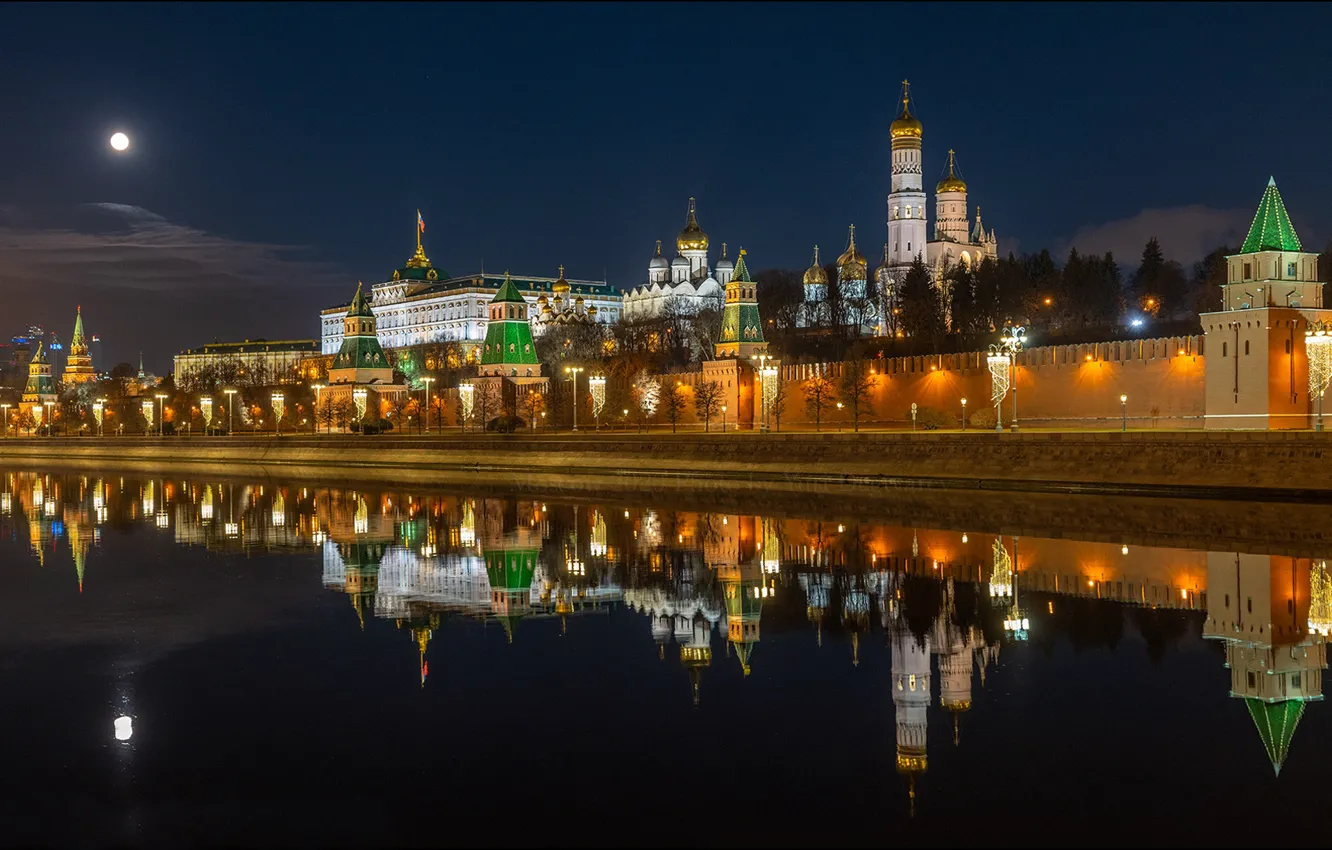 Фото обои ночь, отражение, река, Москва, башни, Россия, набережная, храмы