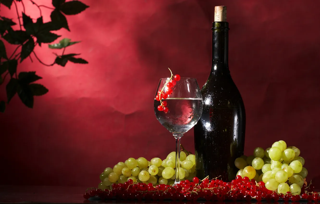 Фото обои ягоды, вино, бокал, бутылка, виноград, красная, смородина