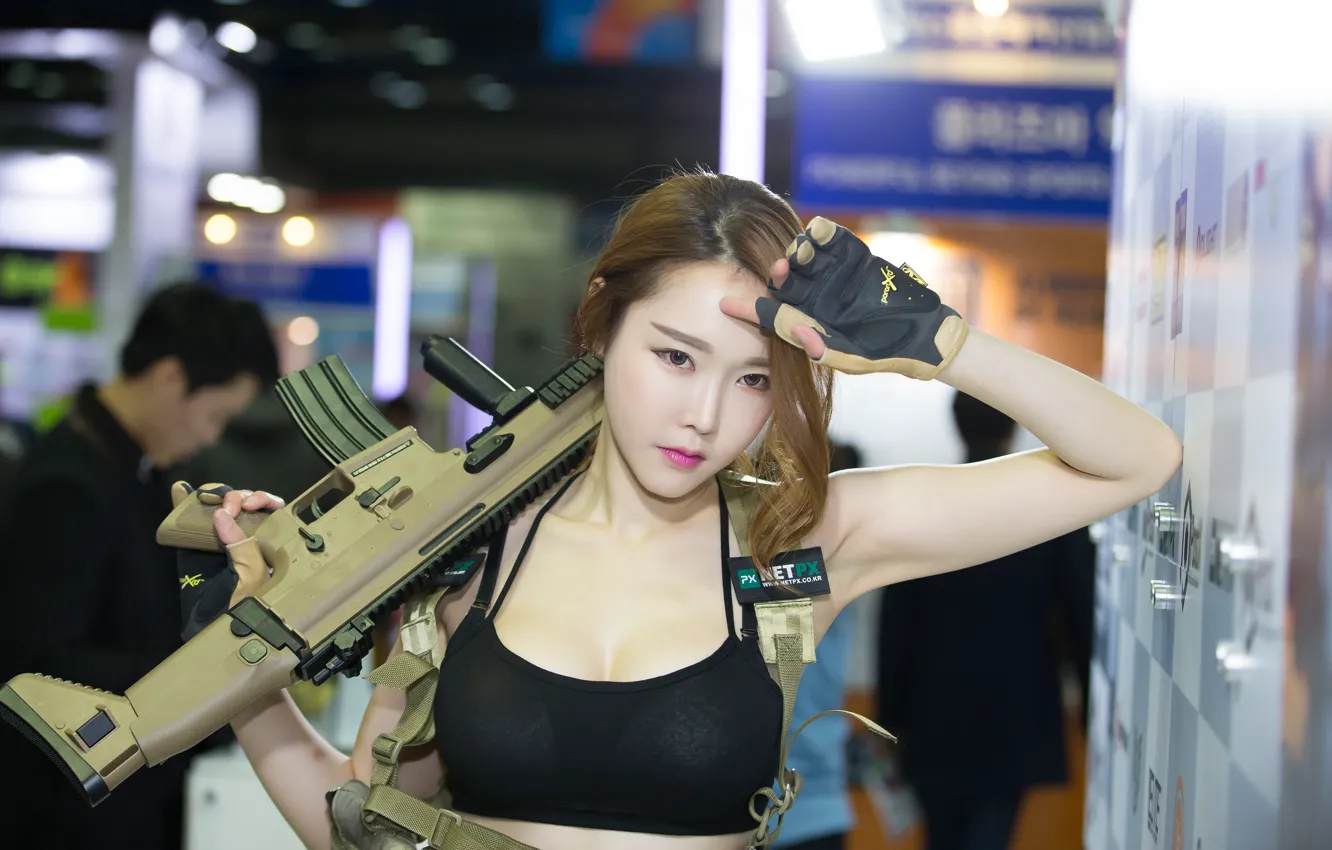 Фото обои девушка, лицо, оружие, рука, автомат