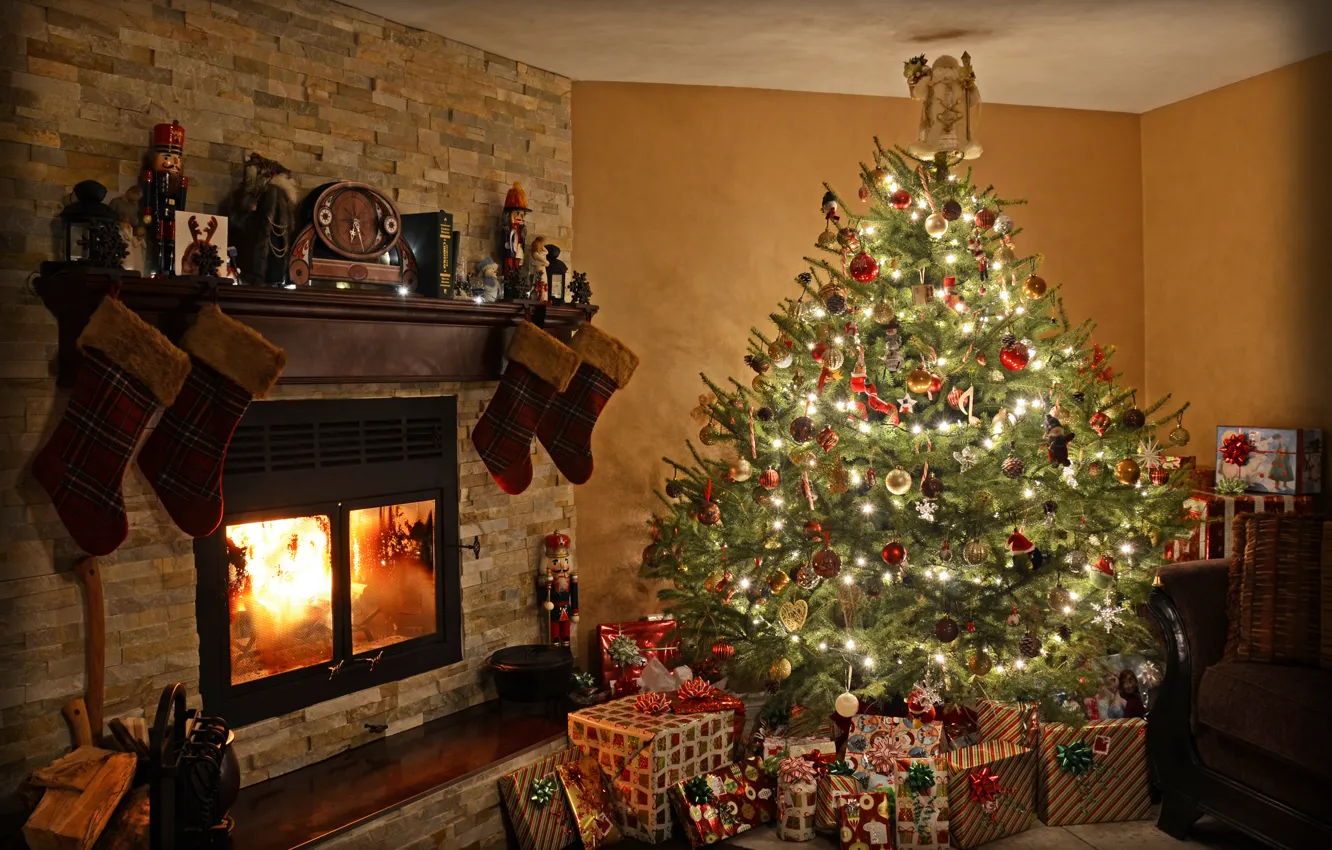 Фото обои свет, украшения, комната, игрушки, елка, Рождество, подарки, Новый год