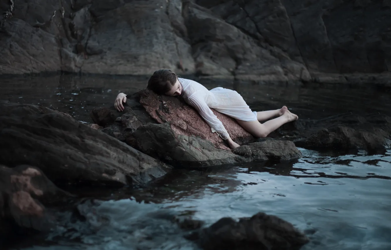 Фото обои вода, девушка, камни, платье, Greta Larosa