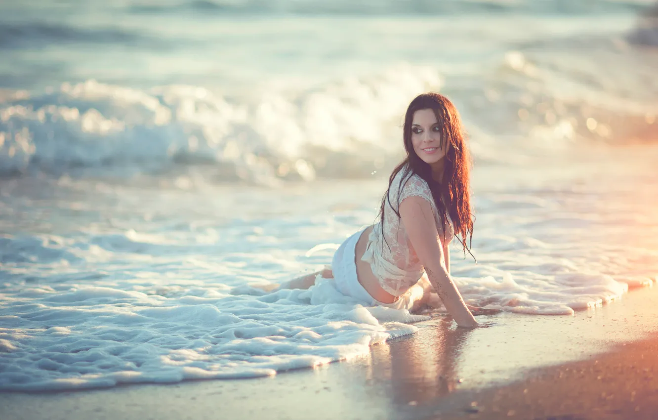 Фото обои волны, пляж, девушка, улыбка, прибой