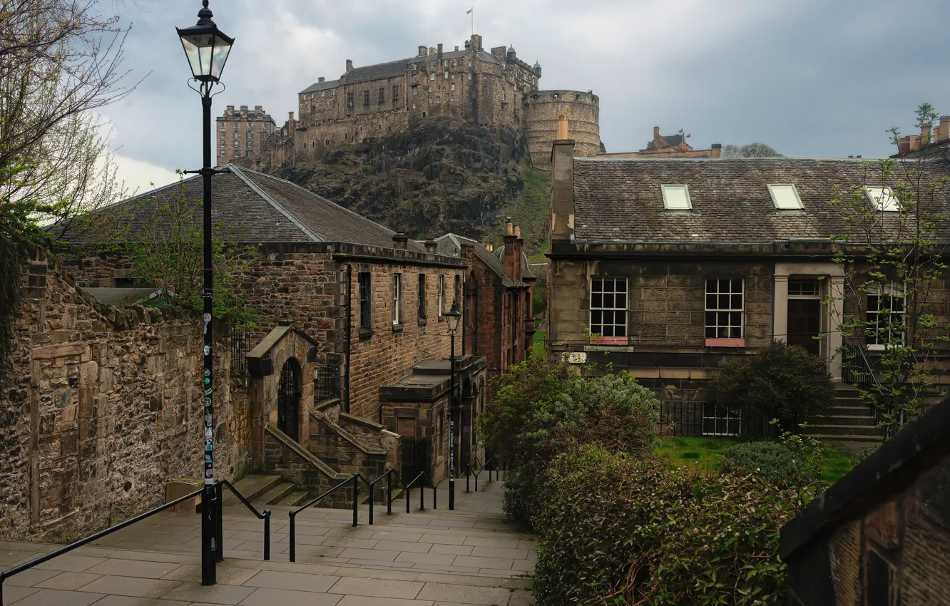Фото обои город, скала, замок, улица, гора, дома, Шотландия, лестница
