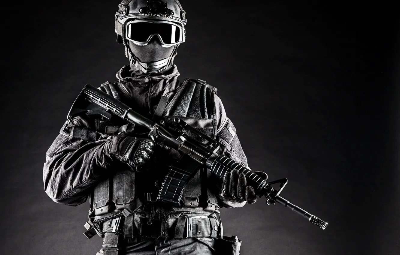 Фото обои фон, маска, очки, солдат, автомат, перчатки, шлем, черно-белое