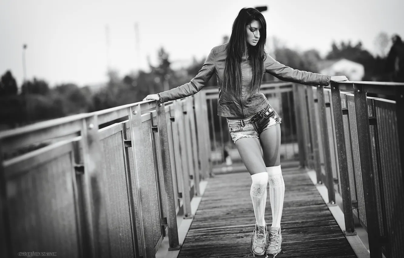 Фото обои девушка, мост, ч/б, шортики, ножки, красивая, гольфы, photographer