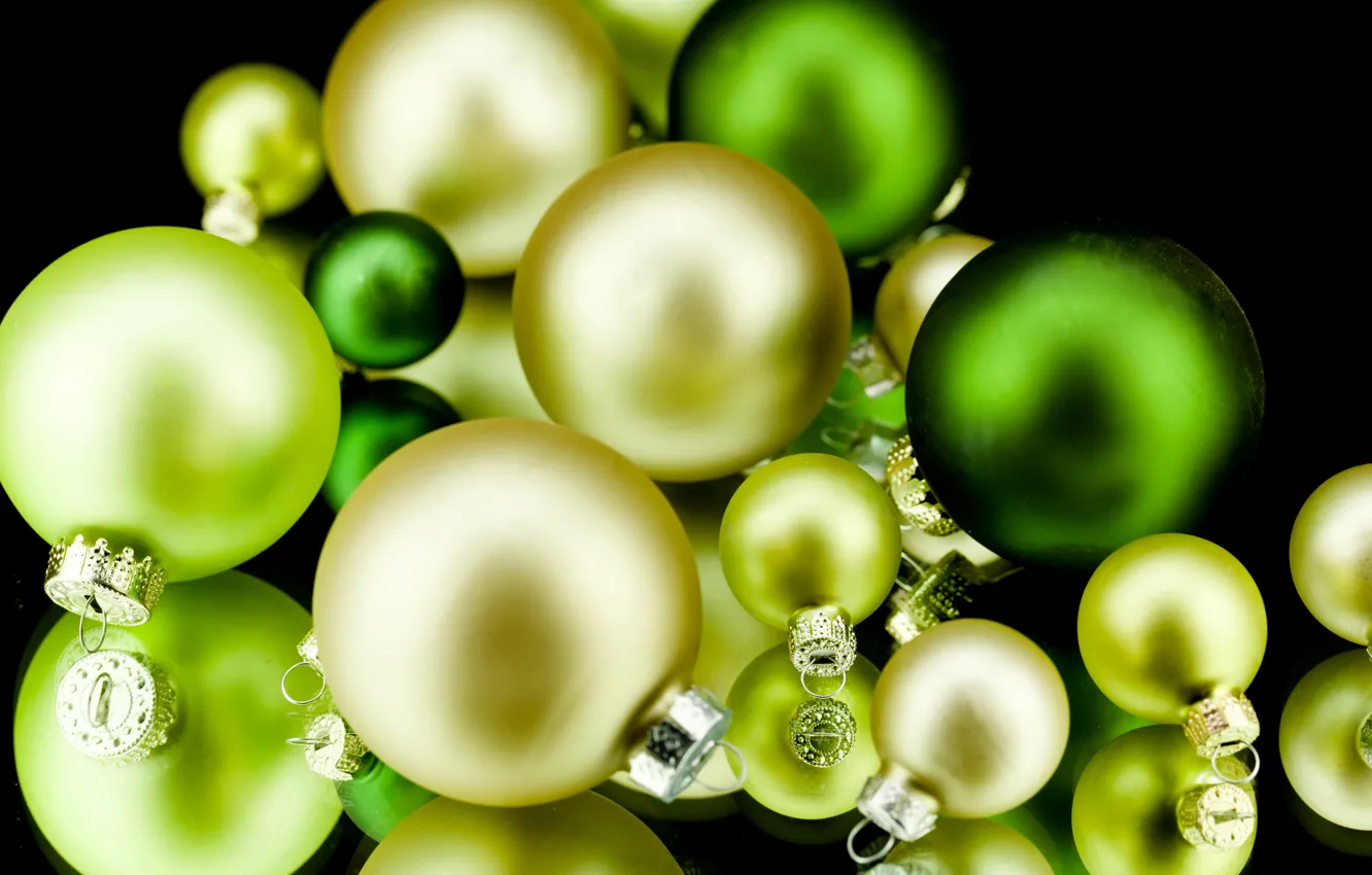 Фото обои шарики, фон, праздник, шары, черный, игрушки, желтые, Новый Год