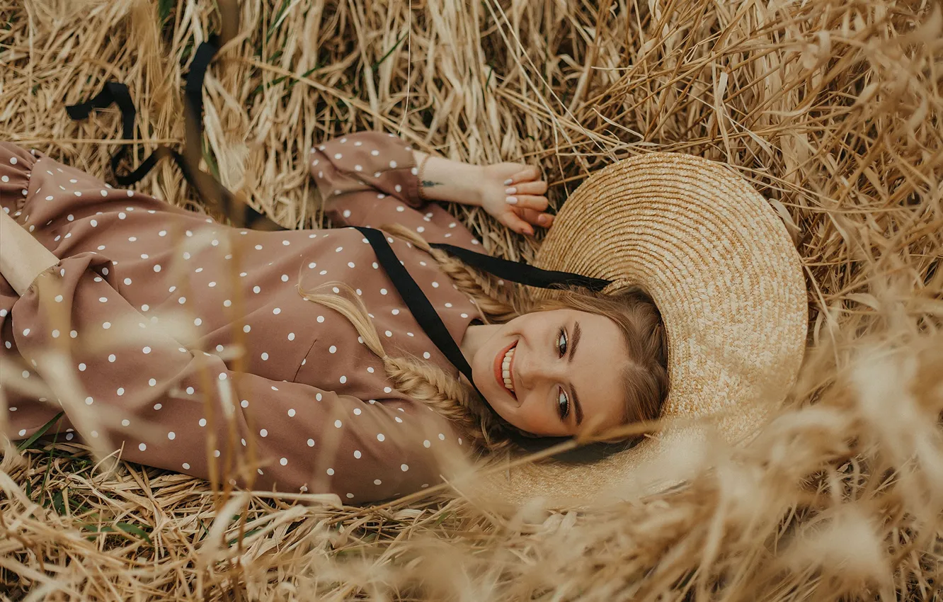Фото обои девушка, улыбка, шляпа, платье, блондинка, сено, косы, Abbasova Anna