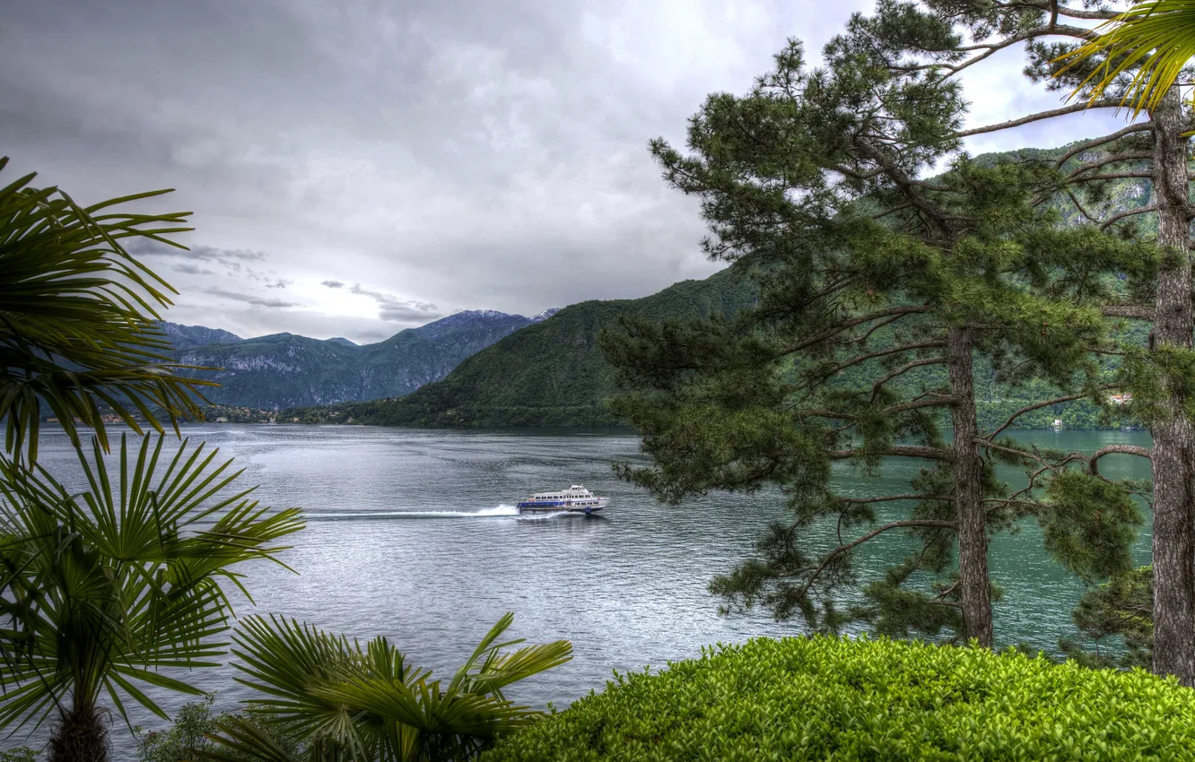 Фото обои зелень, деревья, горы, ветки, озеро, hdr, катер, Италия