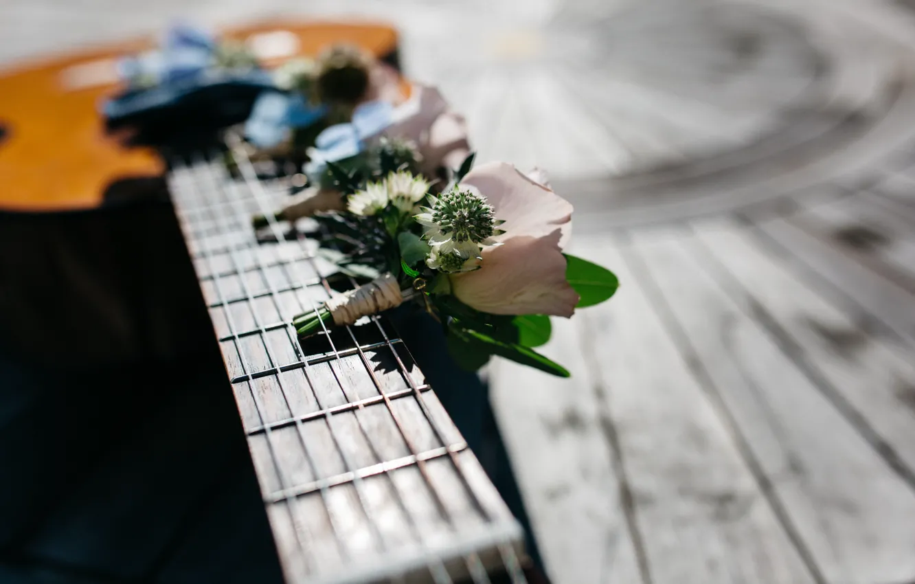 Фото обои цветы, гитара, струны, гриф