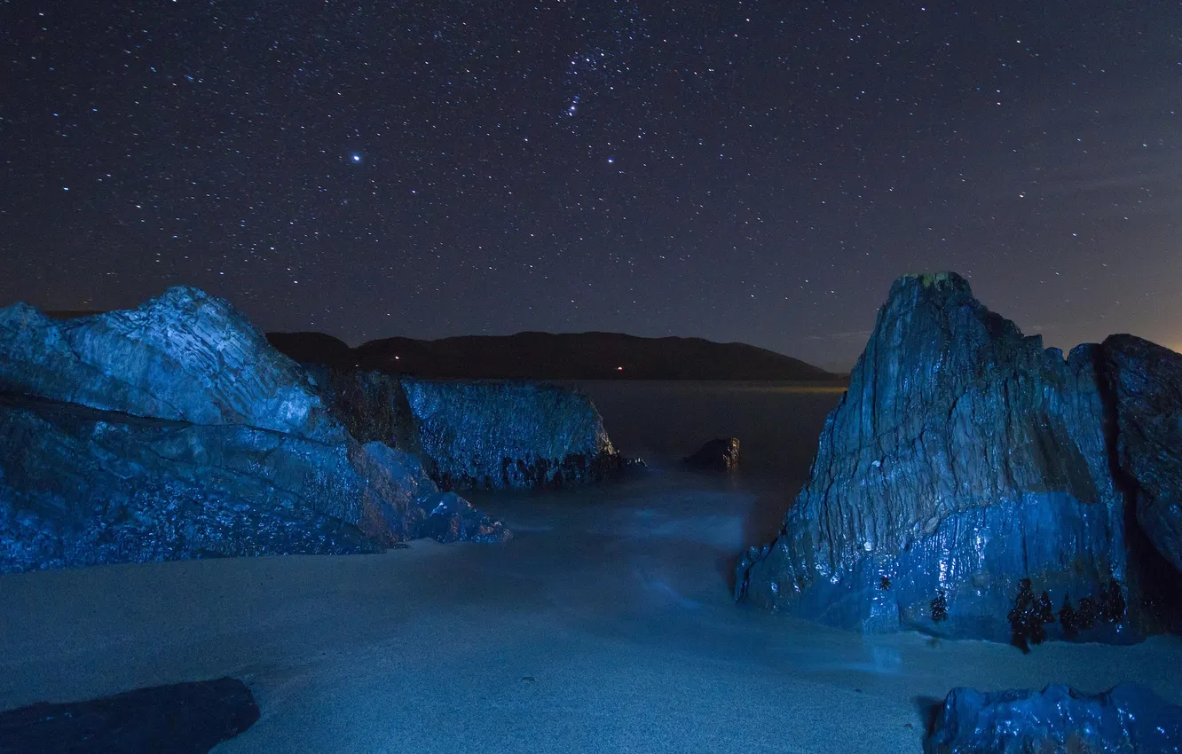 Фото обои море, небо, звезды, свет, ночь, камни, скалы