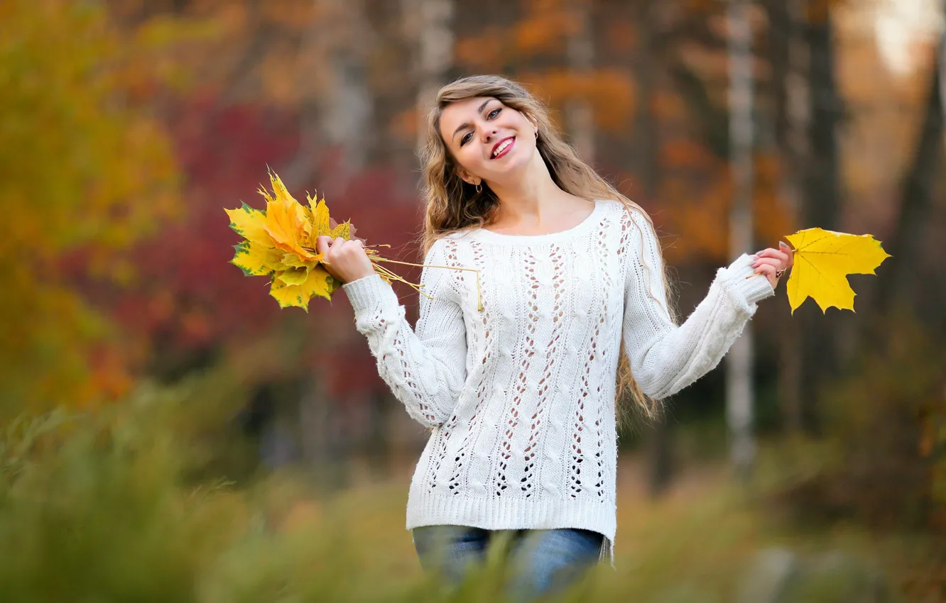 Фото обои осень, взгляд, листья, девушка, природа, поза, улыбка, свитер