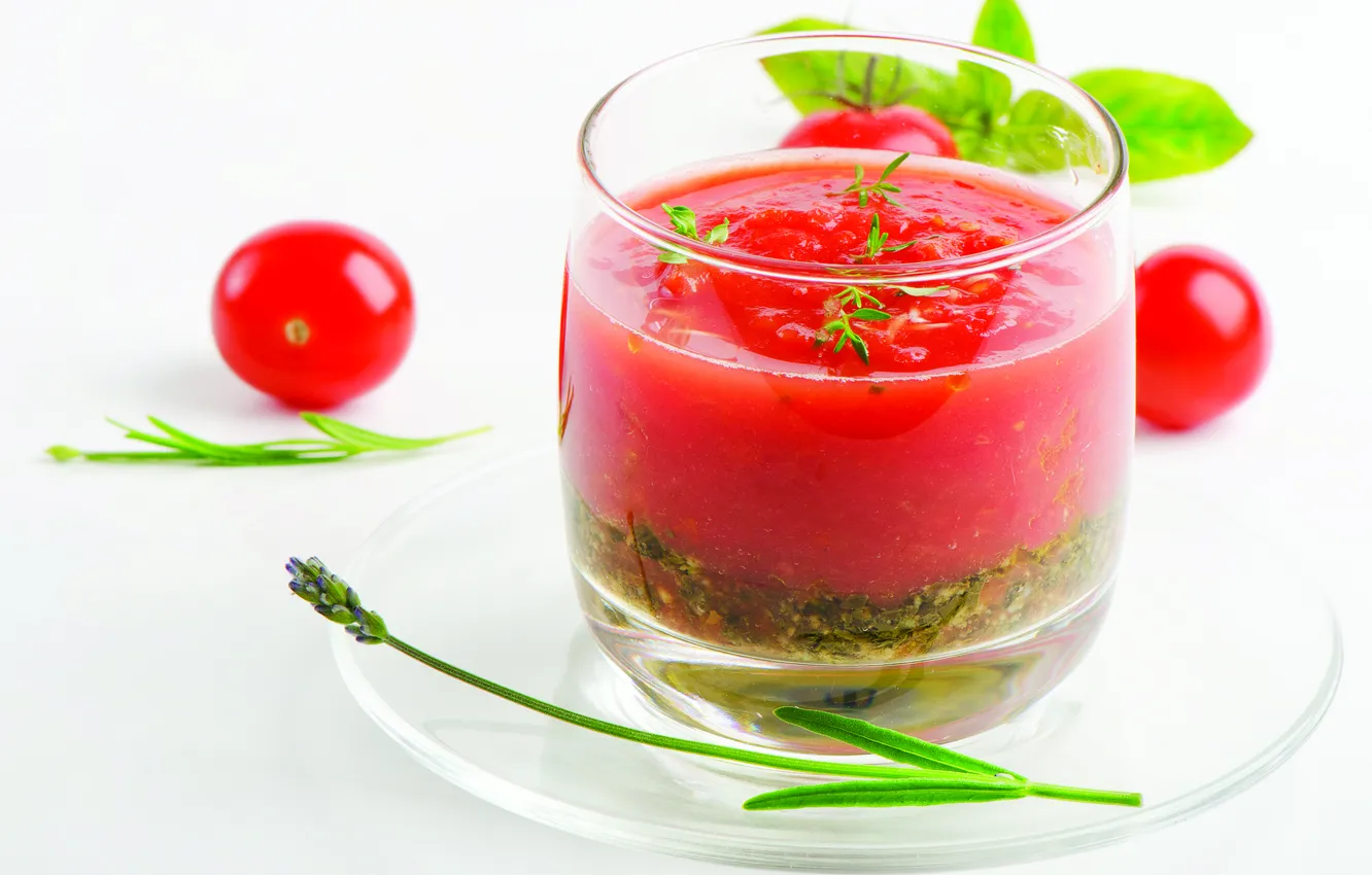 Фото обои зелень, стакан, помидоры, блюдце, салат, томатный сок