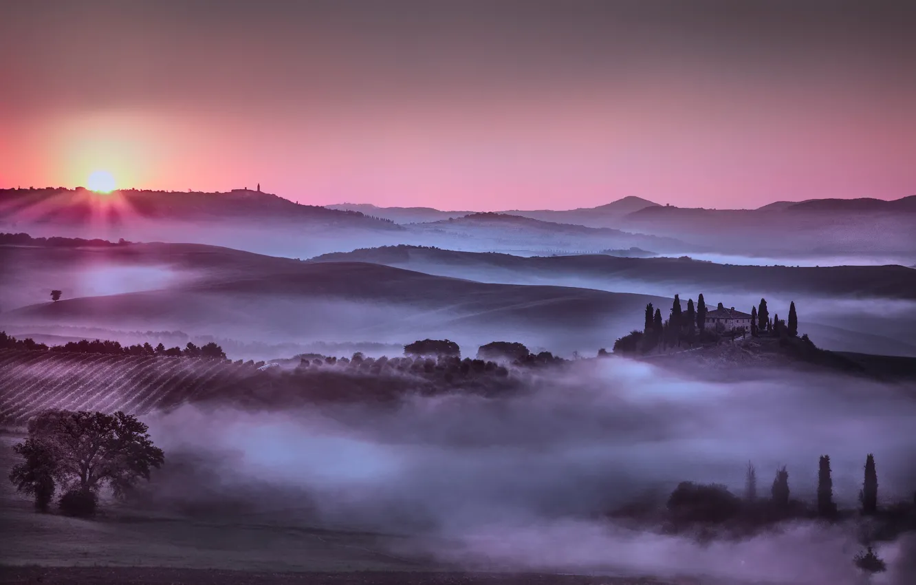 Фото обои небо, солнце, деревья, туман, дом, холмы, поля, Италия