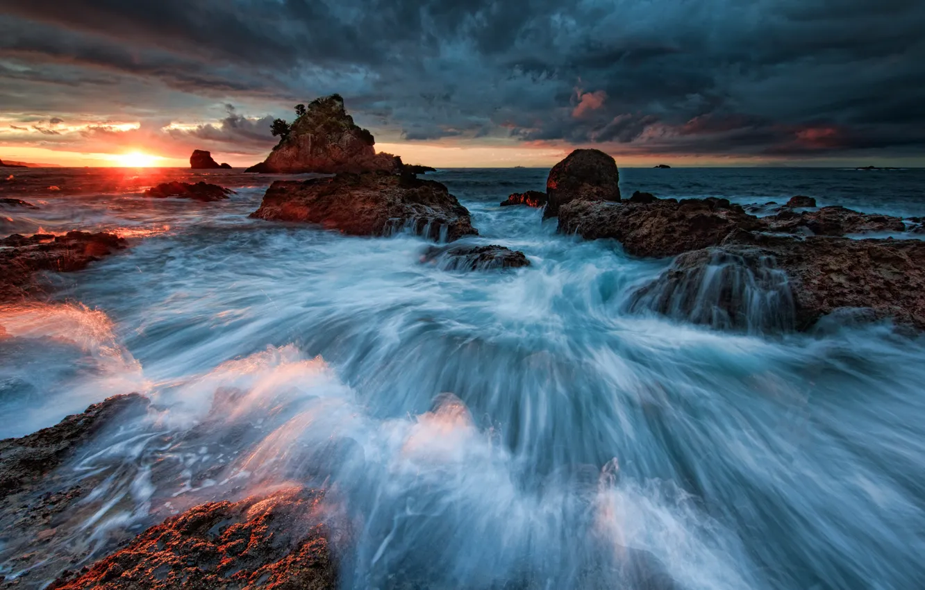 Фото обои море, волны, пейзаж, закат, тучи, шторм, скалы, обои от lolita777