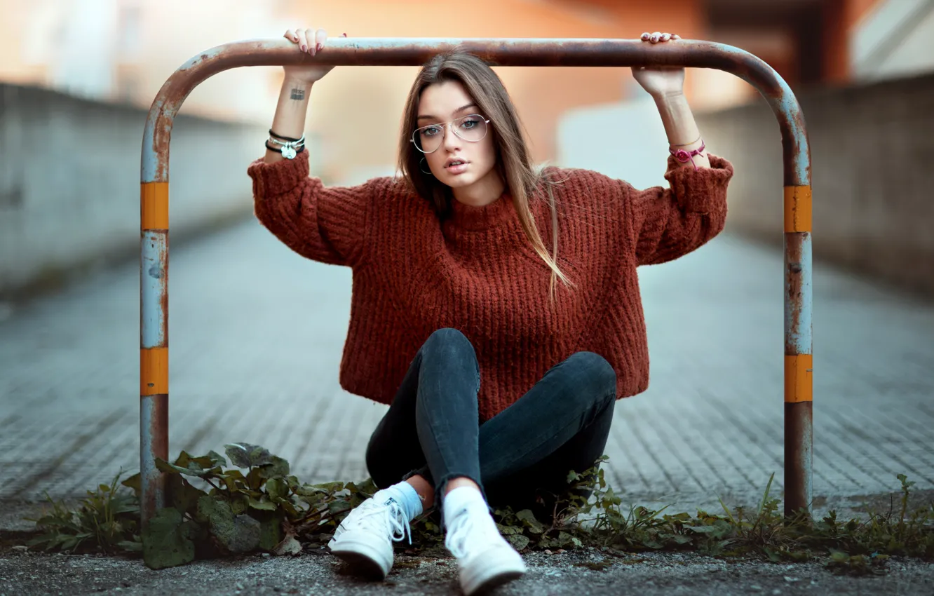 Фото обои взгляд, девушка, город, поза, улица, джинсы, руки, очки