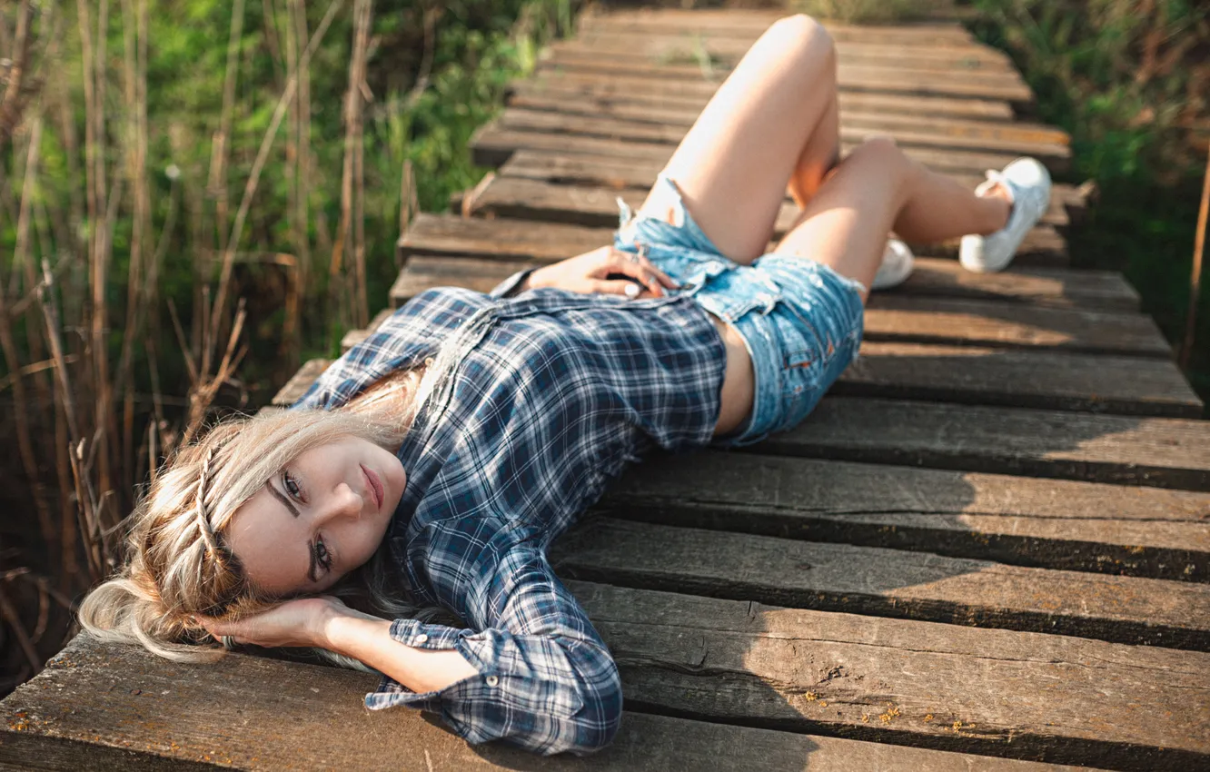 Фото обои девушка, road, model, women, blonde, walkway, sneakers, jean shorts