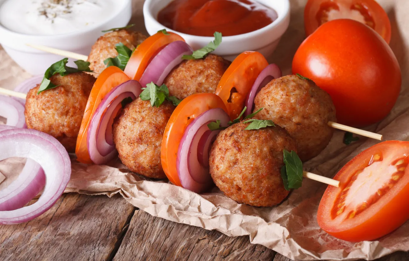 Фото обои шарики, лук, мясо, помидоры, соус, шашлык