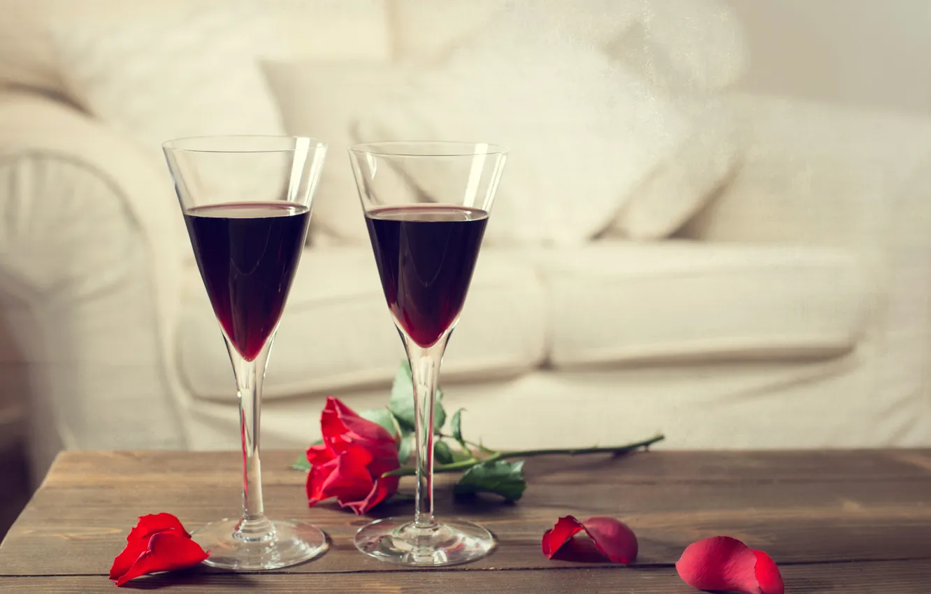 Фото обои цветок, красный, вино, красное, роза, лепестки, бокалы