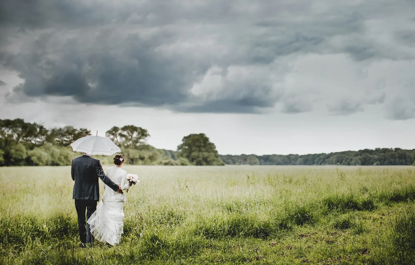 Фото обои небо, трава, тучи, зонт, влюбленные, двое, невеста, жених