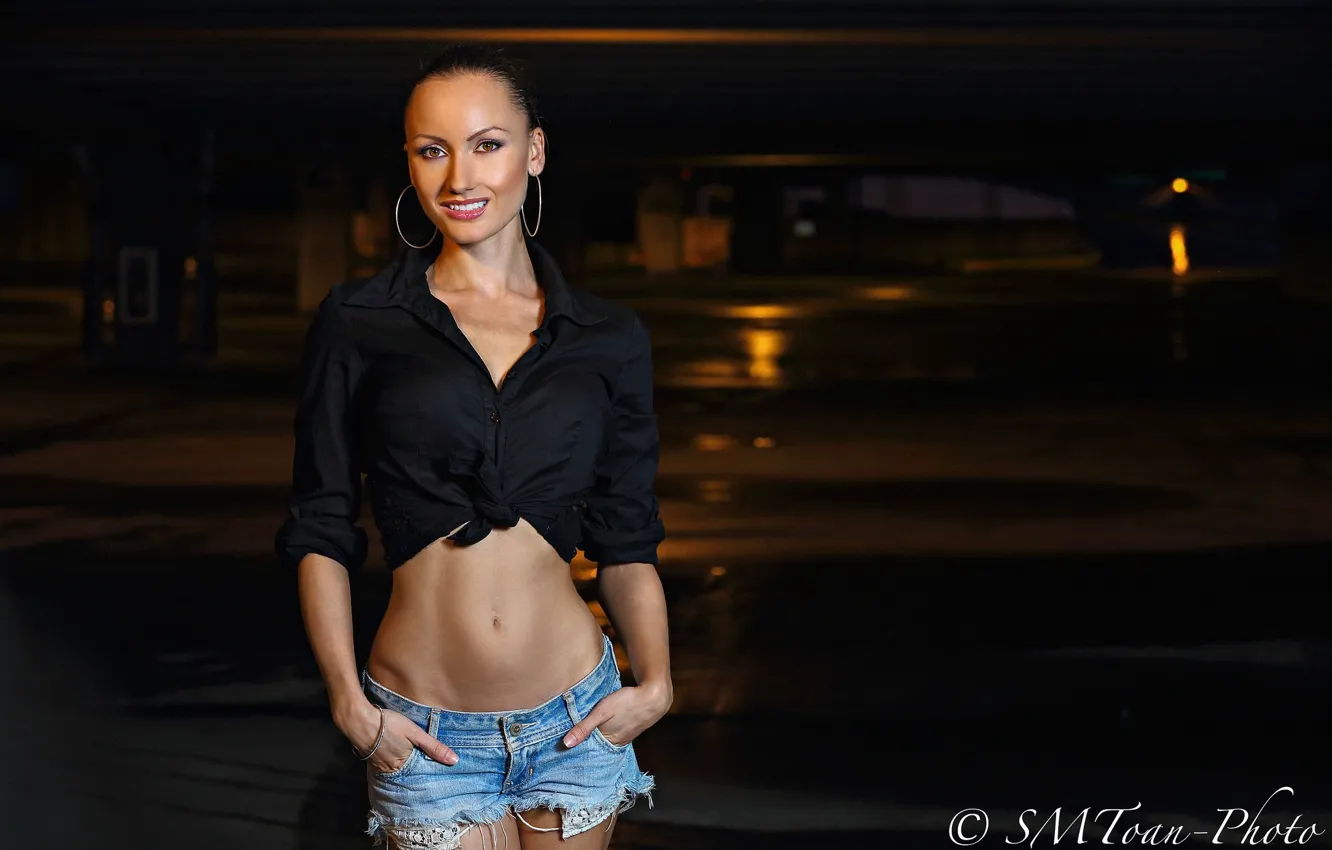 Фото обои model, women, belly, standing, belly button, jean shorts, looking at viewer, tied top