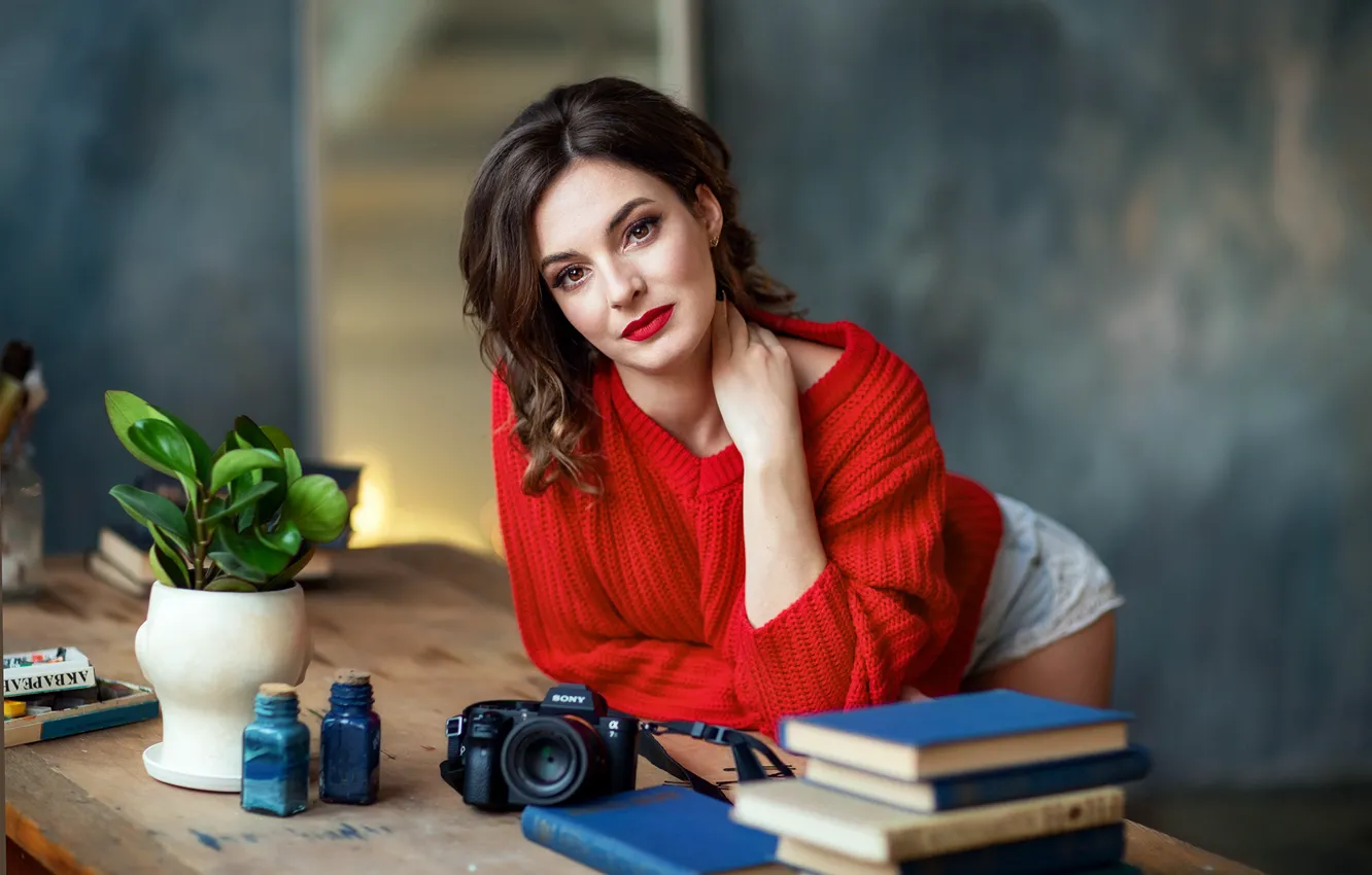 Фото обои взгляд, девушка, лицо, поза, стол, модель, книги, брюнетка