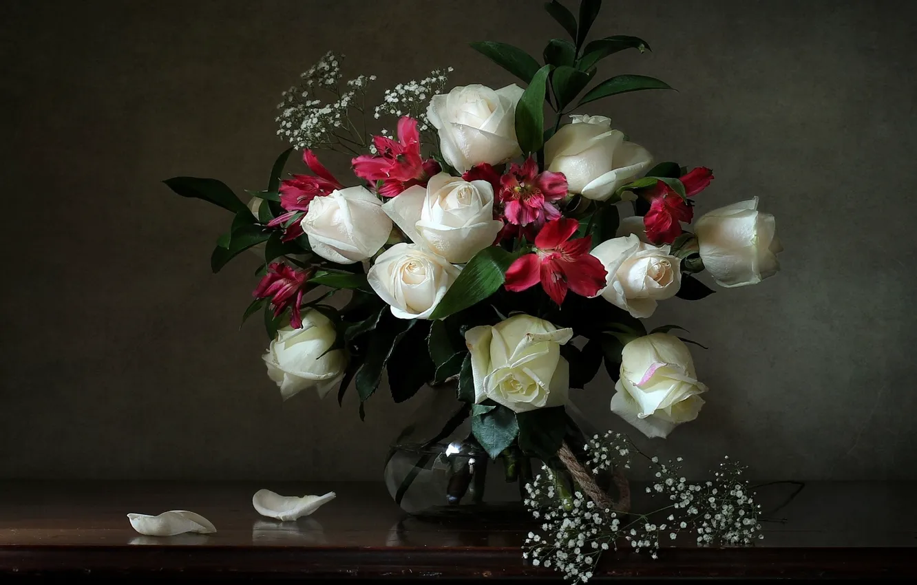 Фото обои розы, букет, лепестки, белые розы, гипсофила, альстрёмерия