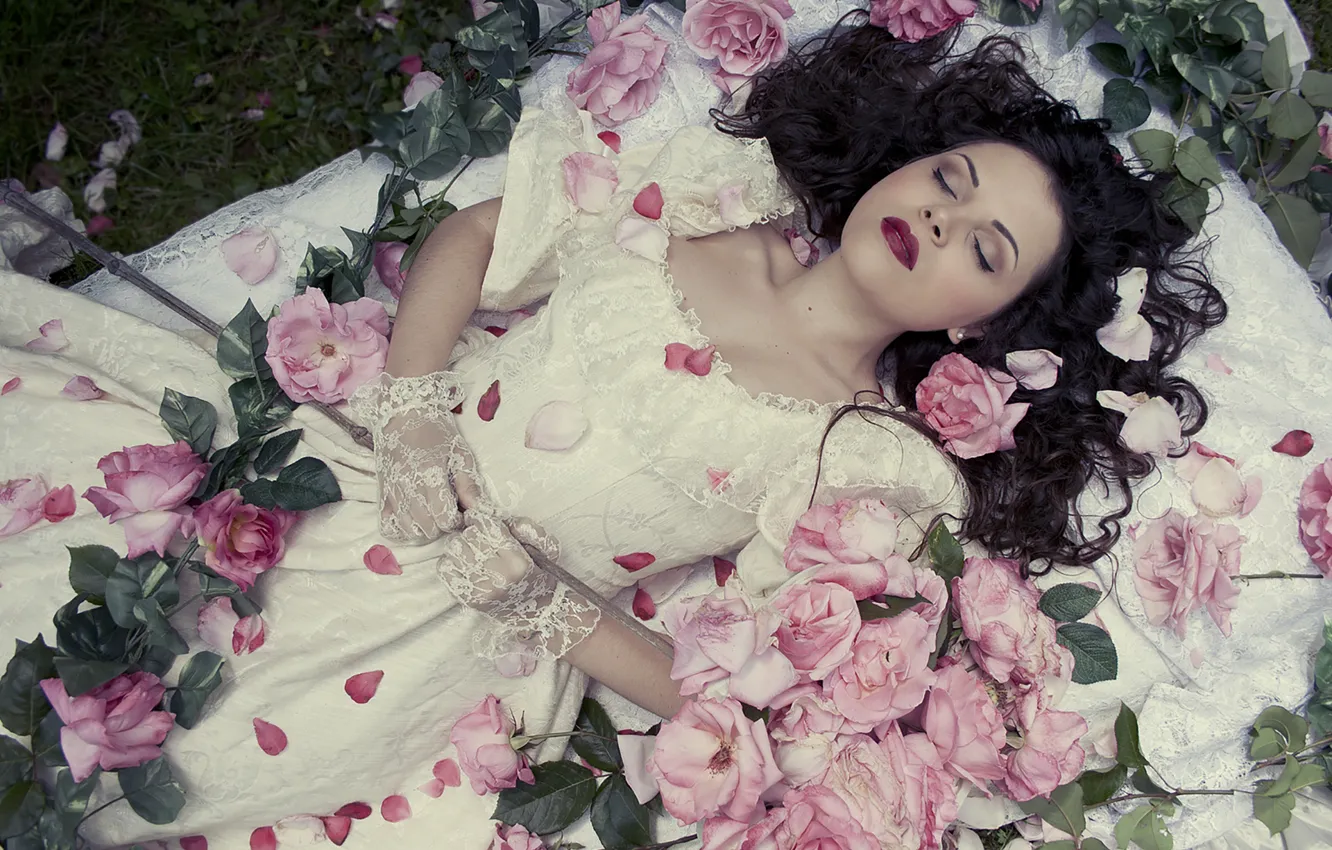 Фото обои девушка, волосы, розы, лепестки, губы, лежа, свадебное платье