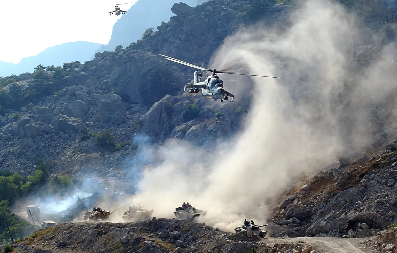 Фото обои дорога, горы, машины, дым, вертолеты, пыль, танк, сопровождение
