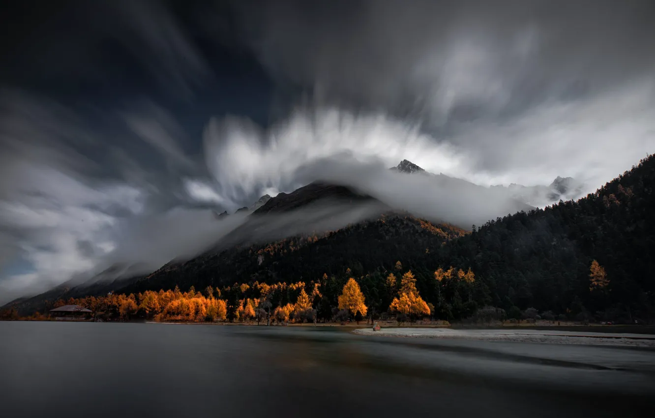 Фото обои осень, лес, небо, облака, горы, тучи, туман, озеро