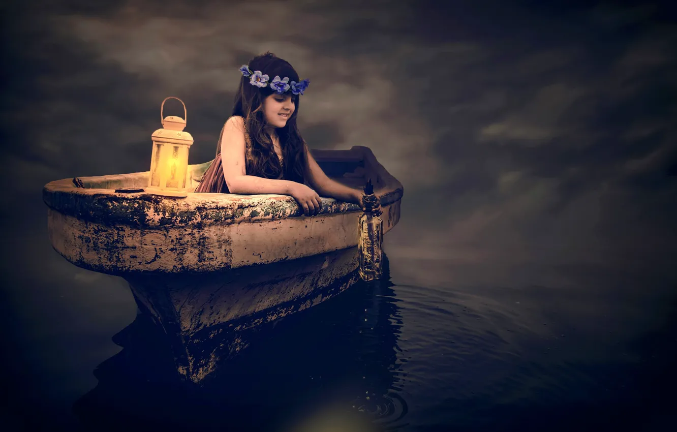 Фото обои вода, настроение, лодка, бутылка, ситуация, девочка, фонарь, венок