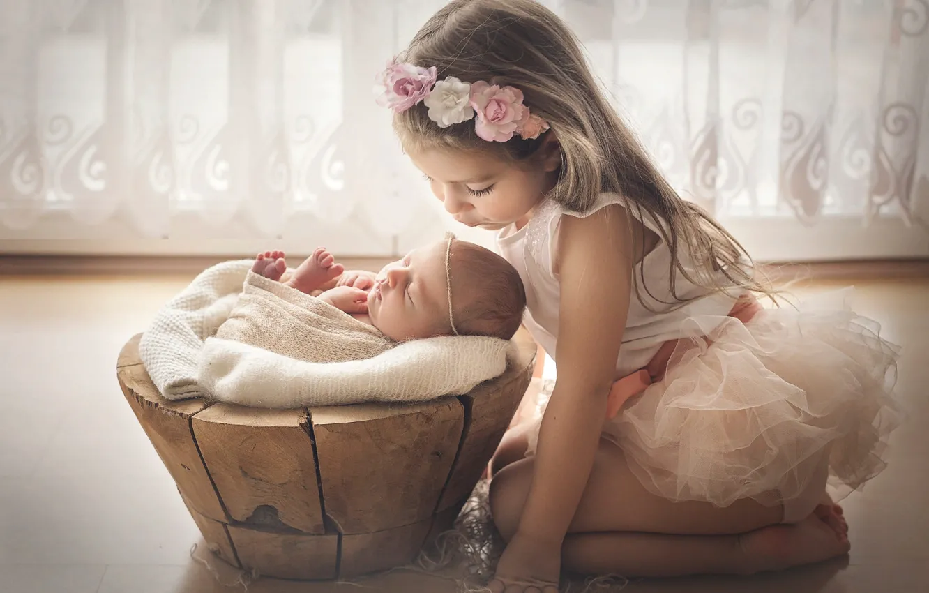 Фото обои дети, девочки, поцелуй, окно, ласка, младенец, сёстры, тюль