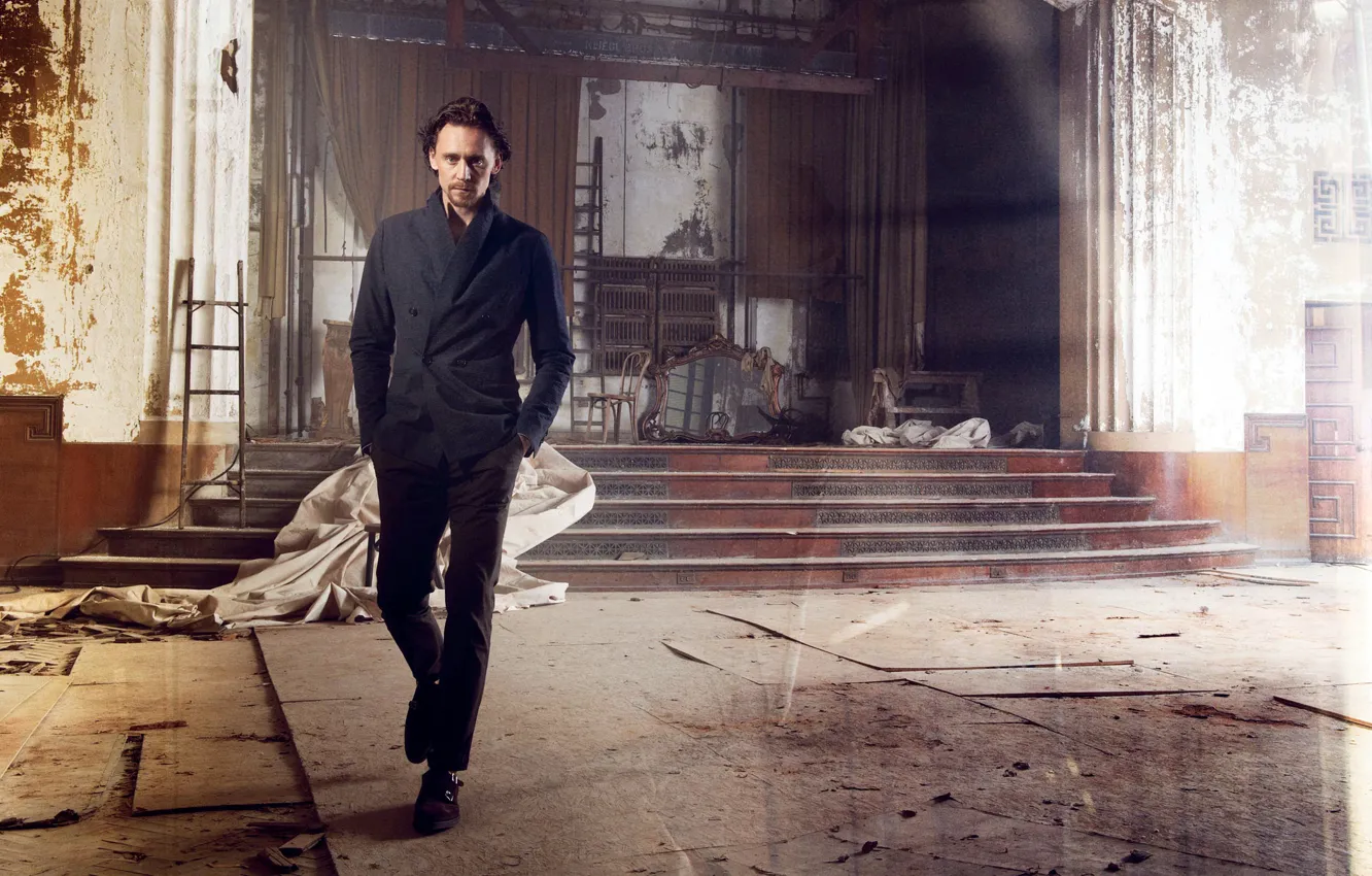 Фото обои сцена, актер, мужчина, пиджак, заброшенная, Tom Hiddleston, Том Хиддлстон