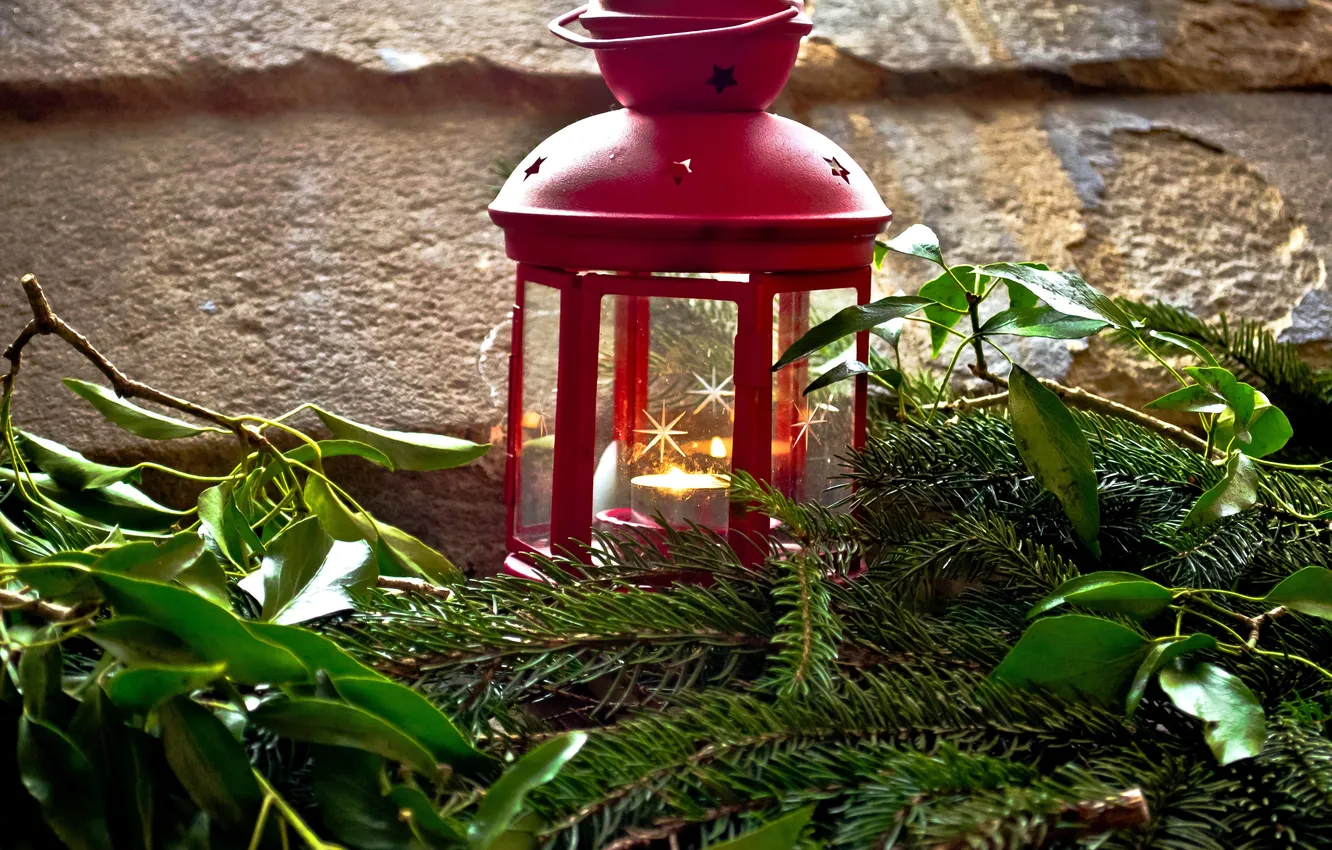 Фото обои зима, листья, ветки, красный, свеча, ель, фонарик, фонарь