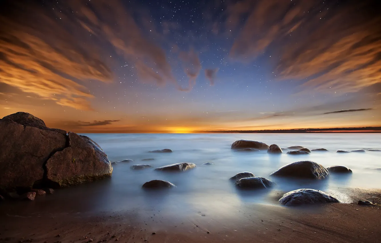 Фото обои море, пляж, небо, звезды, облака, свет, ночь, камни