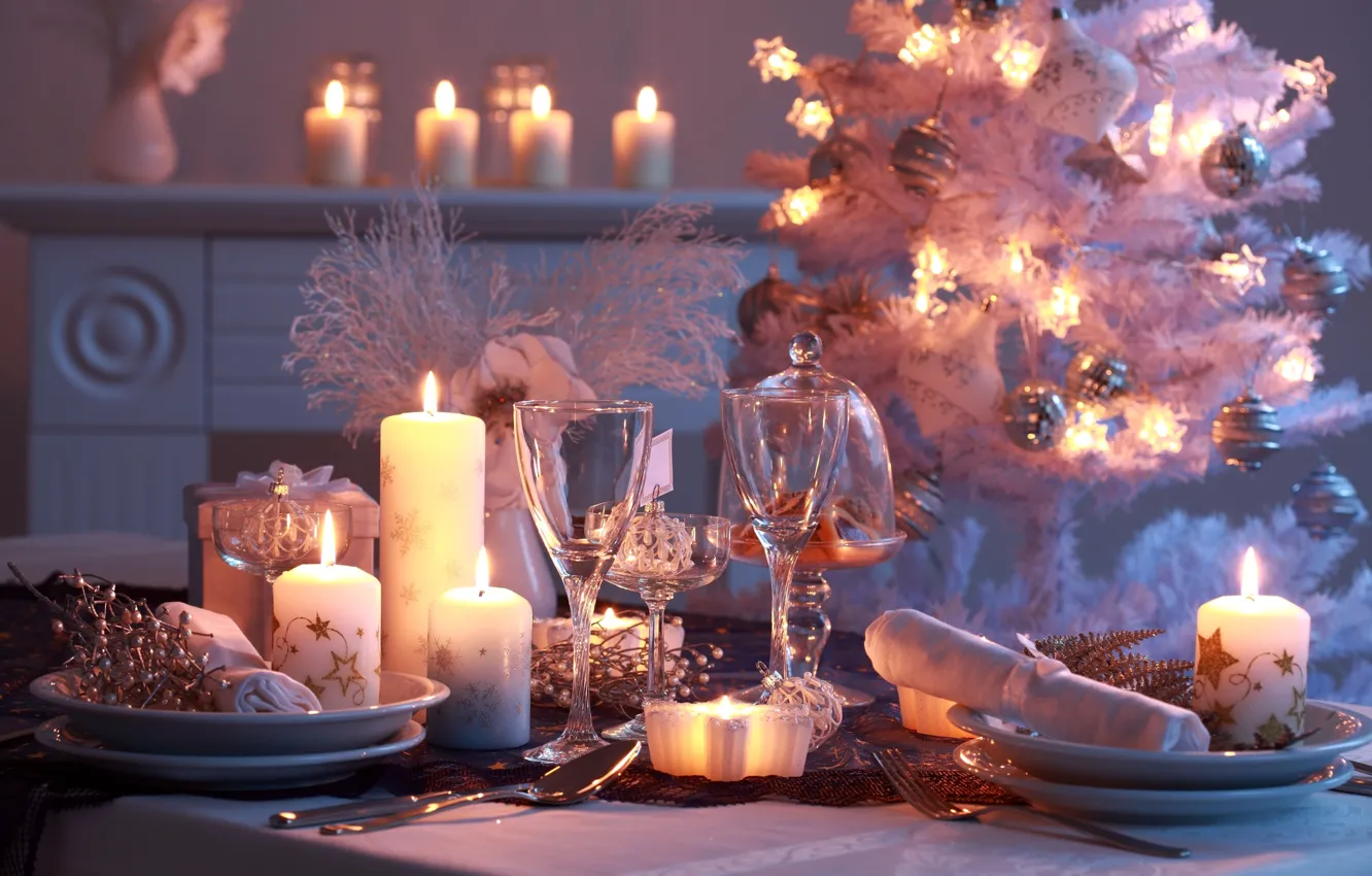 Фото обои украшения, стол, праздник, свечи, огоньки, бокалы, тарелки, Новый год