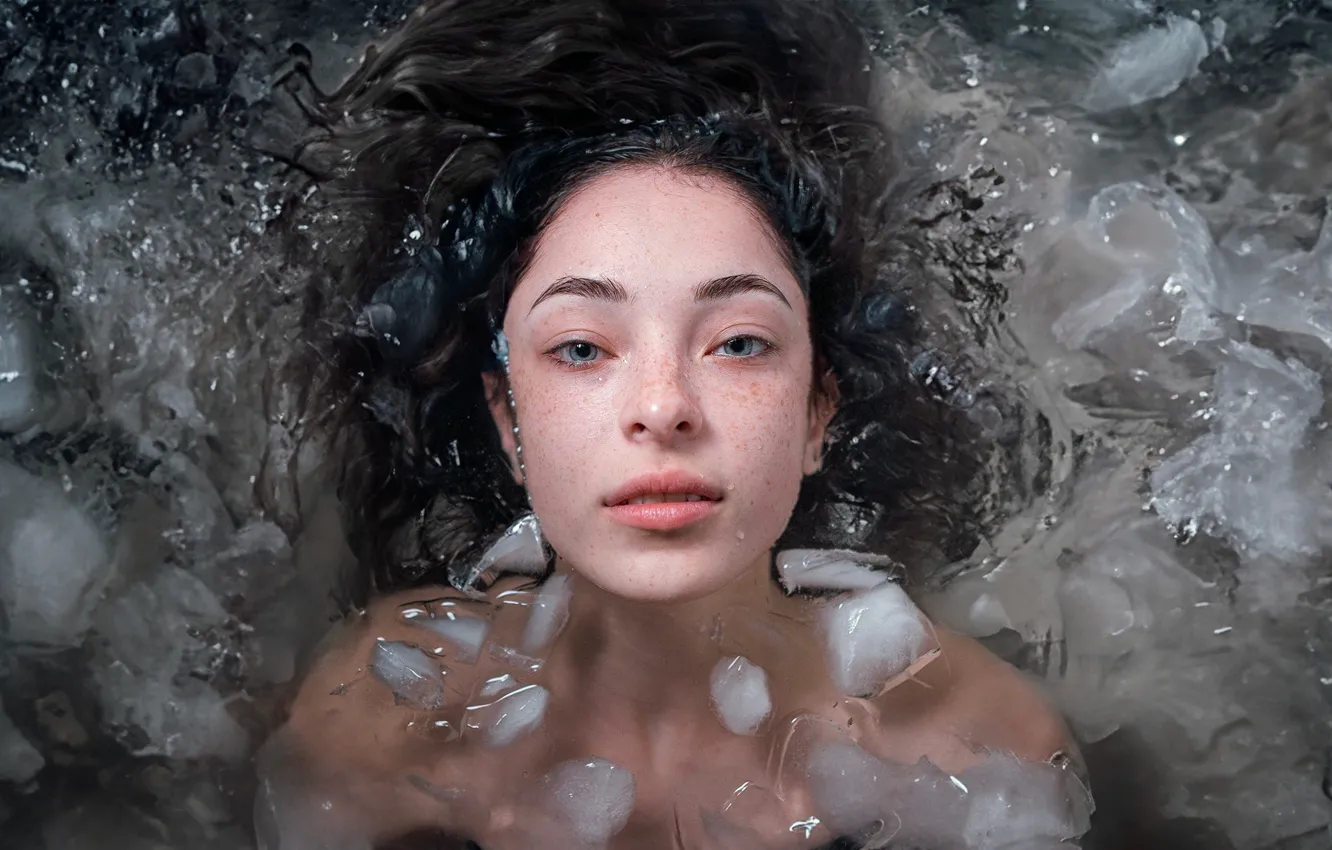 Фото обои взгляд, вода, девушка, лицо, лёд, ситуация, брюнетка, Андрей Васильев