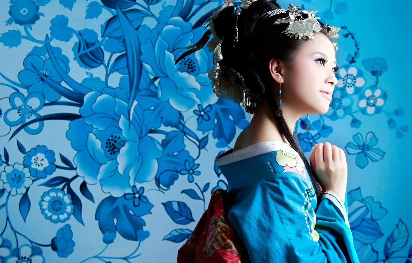 Фото обои цветы, фон, Девушка, брюнетка, голубые, украшение, красотка, японочка