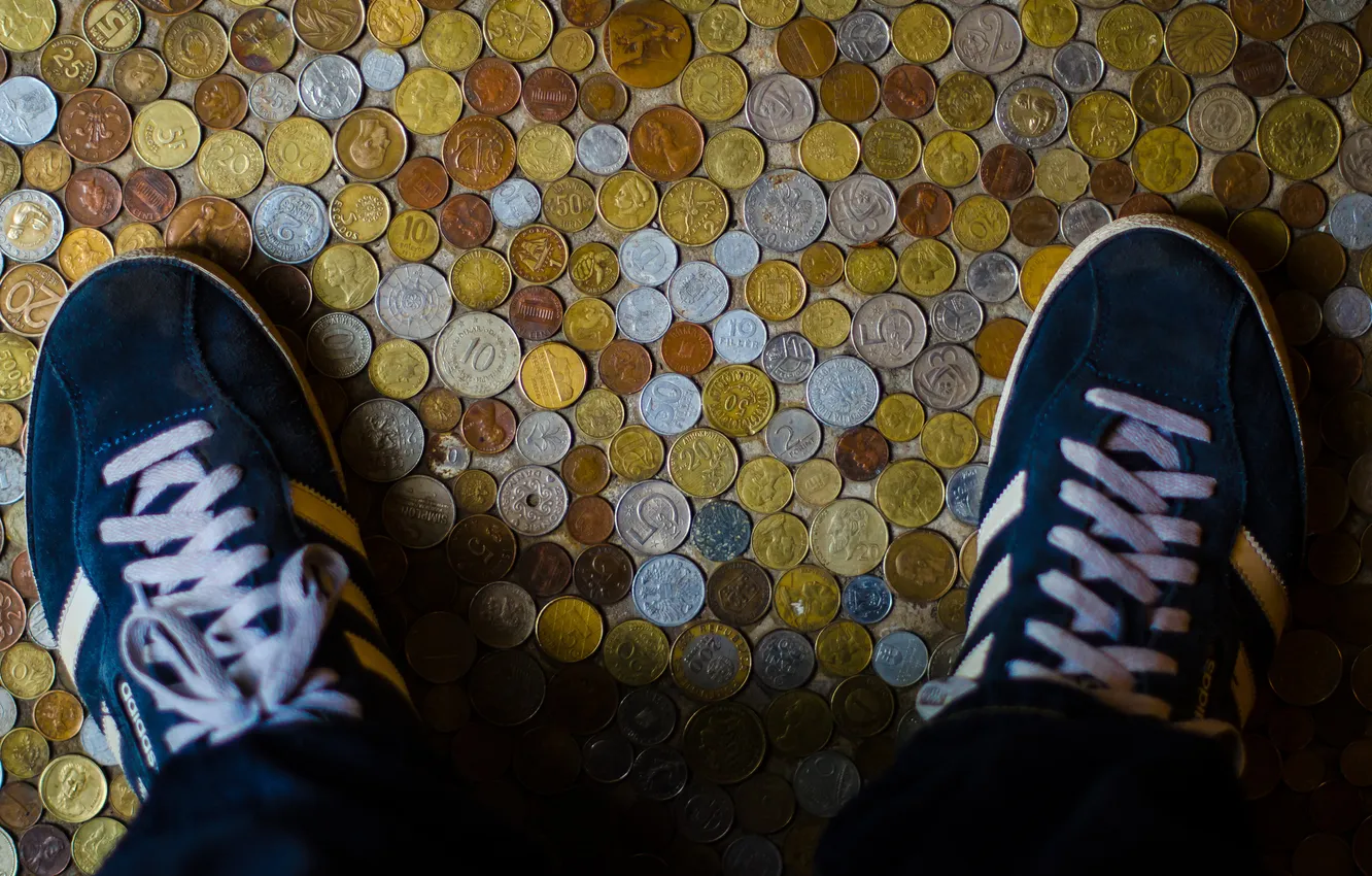 Фото обои ноги, обувь, кеды, деньги, монеты, шнурки