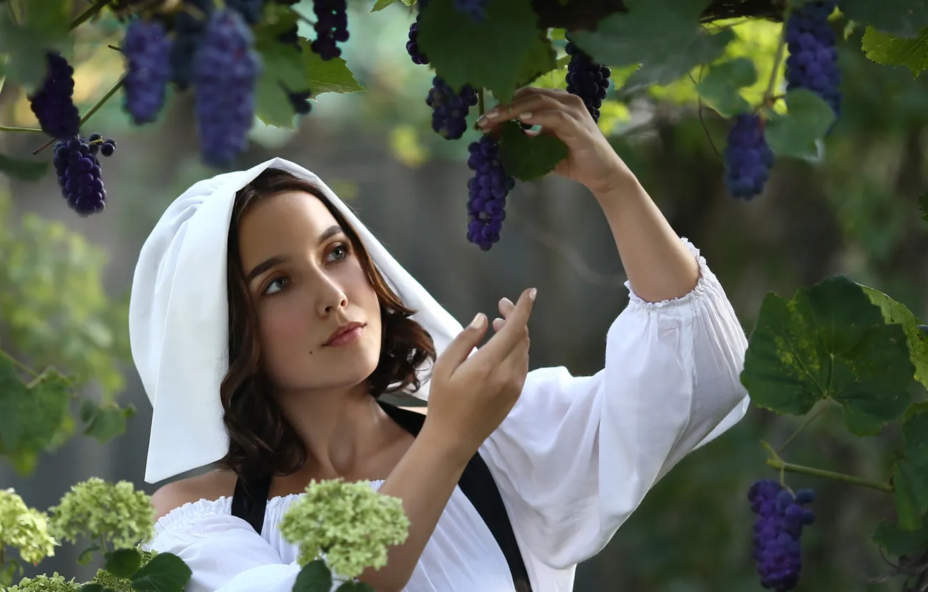 Фото обои девушка, цветы, виноград, Ирина Голубятникова