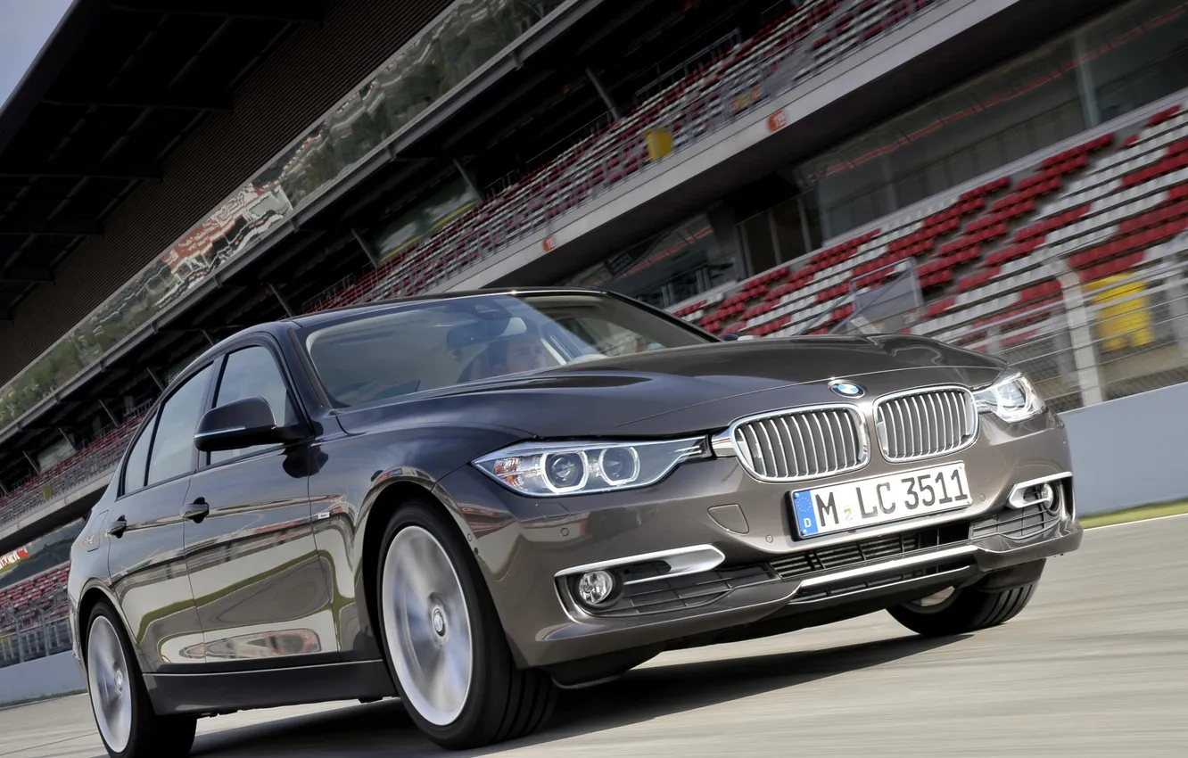 Фото обои серый, бмв, BMW, седан, передок, трибуны, F30, Sedan