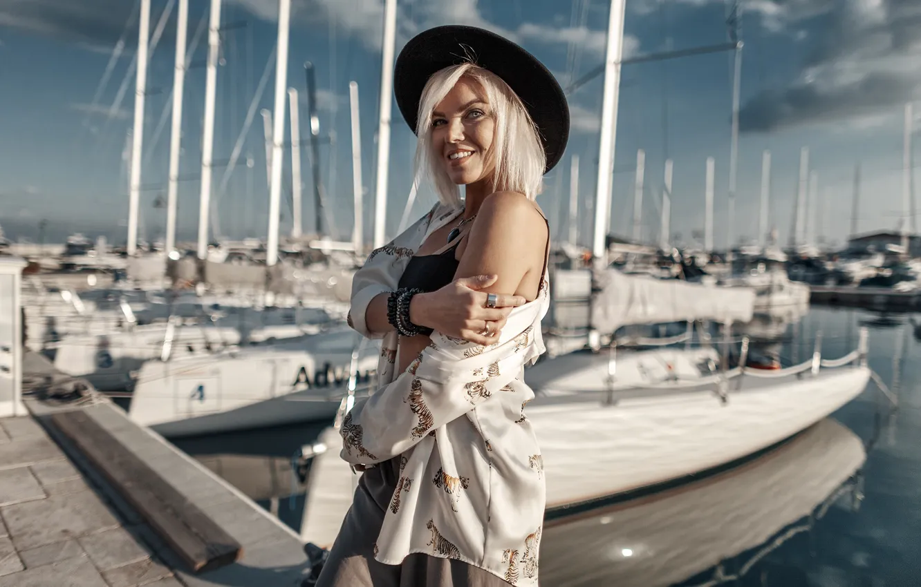 Фото обои девушка, улыбка, лодки, шляпа, блондинка, Gorelikov Andrew