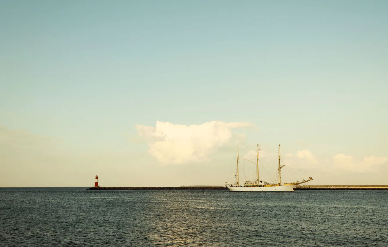 Фото обои море, небо, берег, маяк, корабль, парусник, облако
