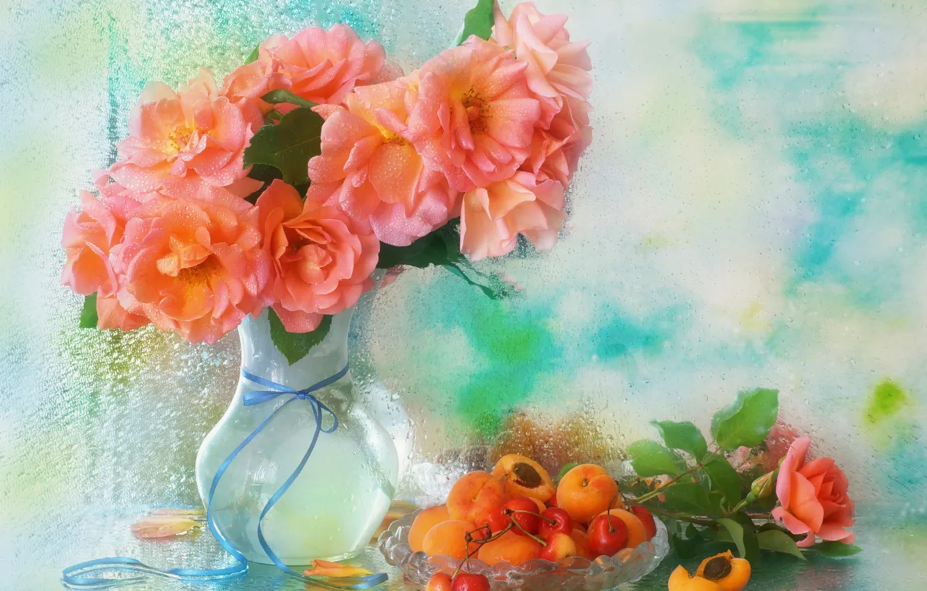Фото обои капли, розы, ваза, черешня, абрикосы