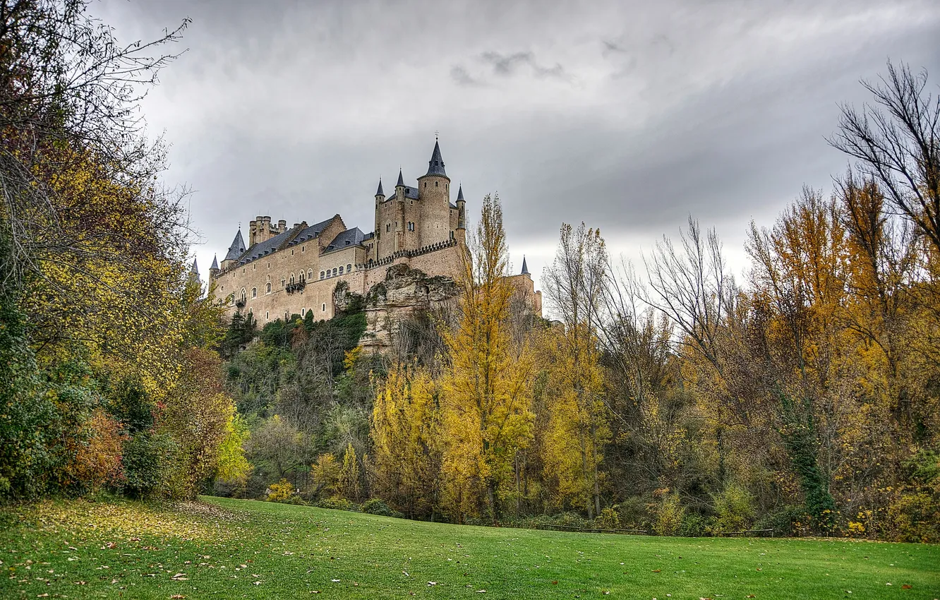Фото обои осень, трава, деревья, пейзаж, скала, крепость, Испания, дворец