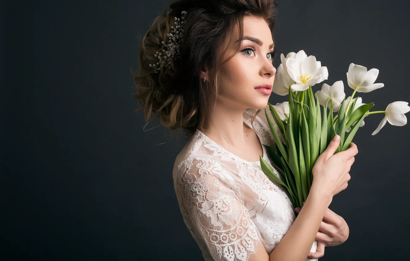 Фото обои взгляд, девушка, цветы, поза, темный фон, белое, портрет, букет